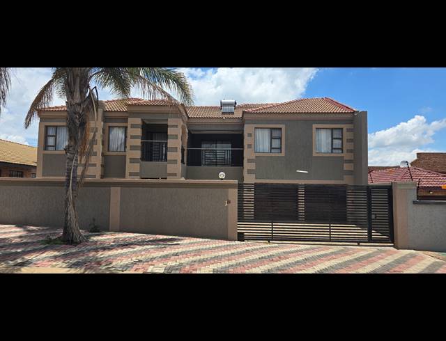 7 BEDROOM FREESTANDING FOR SALE IN FLORA PARK